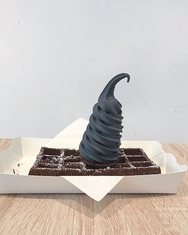 Cold and rainy weather always makes me crave for ice cream - like this charcoal vanilla sort serve sitting pretty on top of a chocolate waffle 😋#thisCuriousCraving #epicuration #burpple