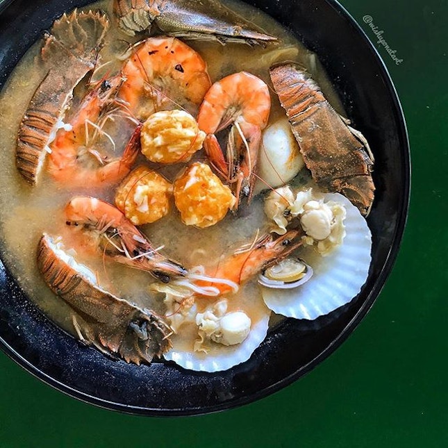 Imagine a party of crayfish, scallops, prawns, lobster balls, threadfin fish, clams and lobster balls - all cooked in MSG-free broth that is simmered with flower crabs for hours.