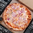 The Waikiki Pizza 😋😋😋 @the takeaway concept PS Petit
.
