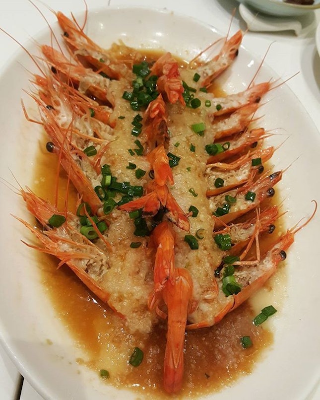 Steamed Prawn with Minced Garlic $21.50++
Savoury aromatic of garlic combined with sweet and succulent prawns.