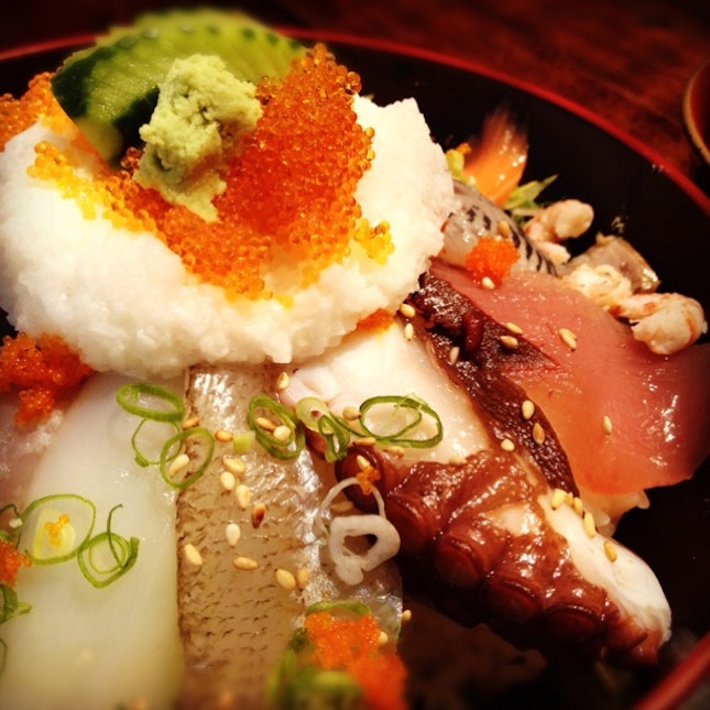 海鮮丼 Bowl of rice topped with sashimi