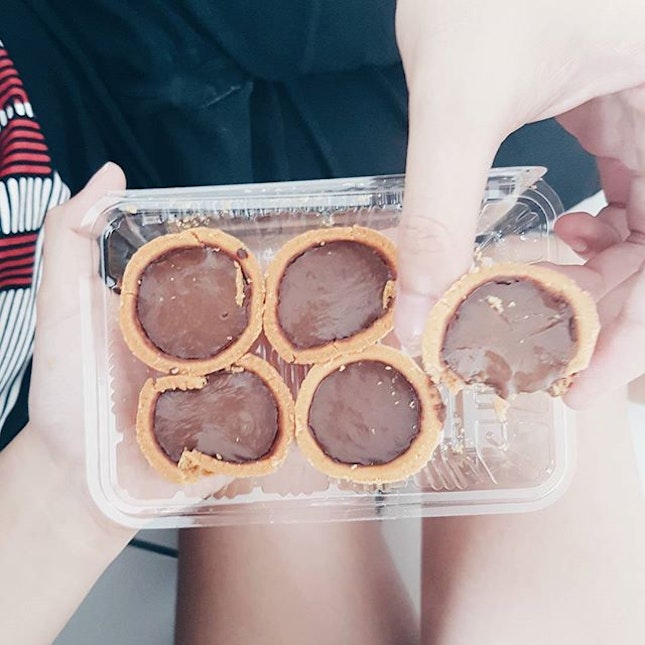 First look at the chocolate tarts, it looked like regular tarts in neighbourhood bakeries.