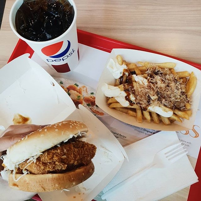 📍 KFC

After seeing various posts on KFC's new burger and fries, i finally got my hands on the Tori Katsu Deluxe Meal ($8.95).