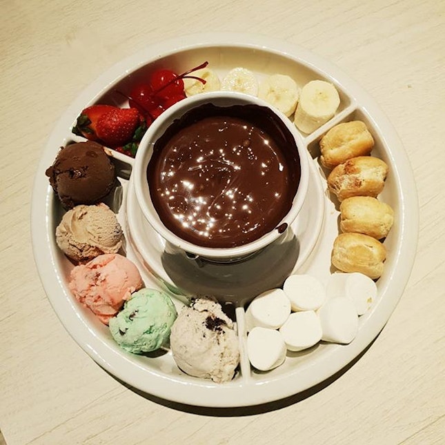 📍 Swensens

Chocolate Fondue, $23.40

Waited for dessert the entire dinner and when it was finally THE time, i could only get 2 bites before i head back to work...