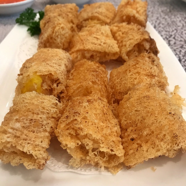 Crispy prawn rolls with mango