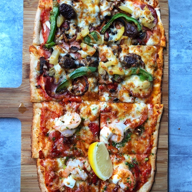 Half Half Pizza: Garlic Prawns And Supreme Crust