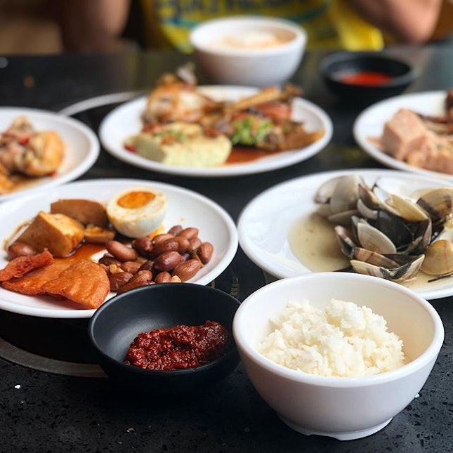 Teochew porridge lunch buffet ($12.90+) Teochew porridge is definitely the epitome of comfort food, filling our bellies with warm and hearty porridge and a variety of traditional Teochew dishes.