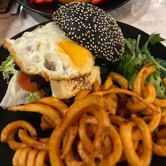 halloumi burger😋3blocks of halloumi and some scrambled portobello with sesame buns slathered with what tasted like garlic butter(best part of the burger!!!)however the strange thing is that everything was cold(halloumi, mushrooms, and curly fries☹️)overall not bad except it would have tasted much better warm and fresh🤷🏻‍♀️