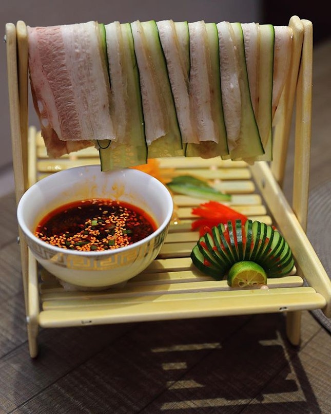 [Chengdu Restaurant] - An interesting way of presenting the Pork Belly in Garlic ($12.80) with the pork belly and cucumber slices hanging on a rack.