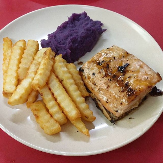 Finally back to eat at @sillywesternsg :) a bit sad that the medallion mushrooms are sold out (told ya they will be popular!) but got the citrus salmon steak :) Pop by Chinatown Complex market to try!