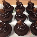 New Kitkat cupcakes at @mykaffebakeshop..