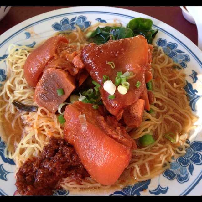Pig's Trotters In Fermented Bean Curd Sauce With Noodles 
