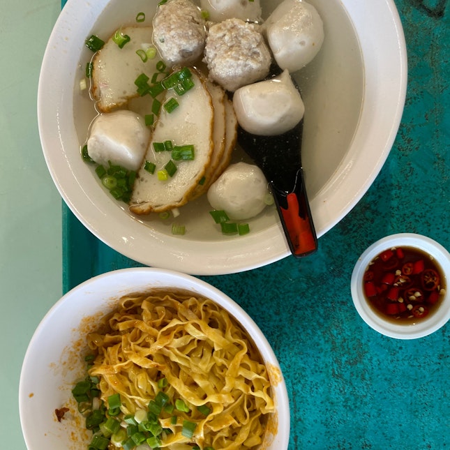 Dry Mee Pok With Fishballs, Fish Cake And Meat Balls