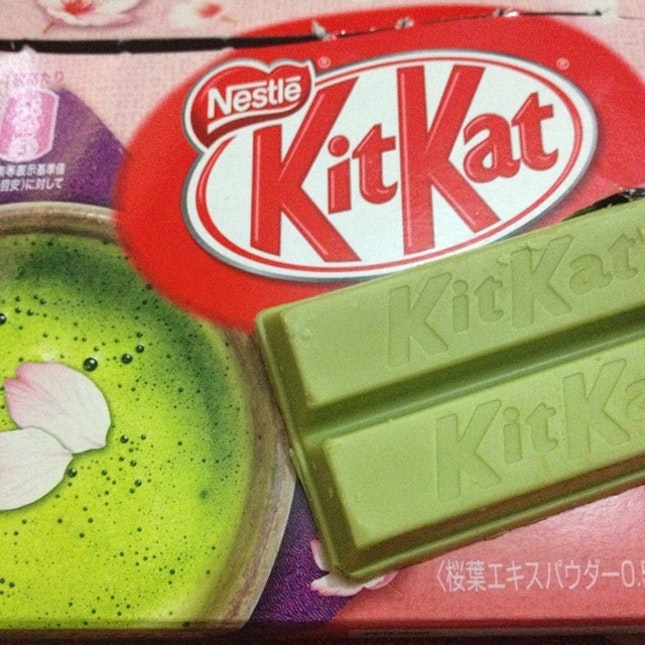 Kit kat green tea sakura 👍🍫🌸🍵 #kitkat #greentea #ocha #greenteasakura #kitkatgreenteasakura #sakura #japan #chocolate #yummy #nomnomnom #delicious #instafood #snack