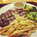 #dinner after #gym today 💪💪#beef #steak #ribeye #mediumrare #westernfood #westernfood #singapore