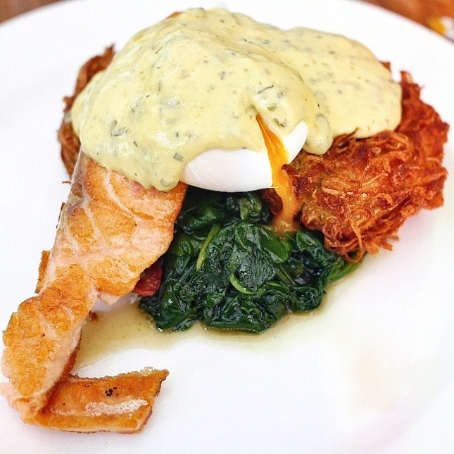 Poached egg with seaweed hollandaise, pan-fried salmon, sauteed spinach and rosti :-)