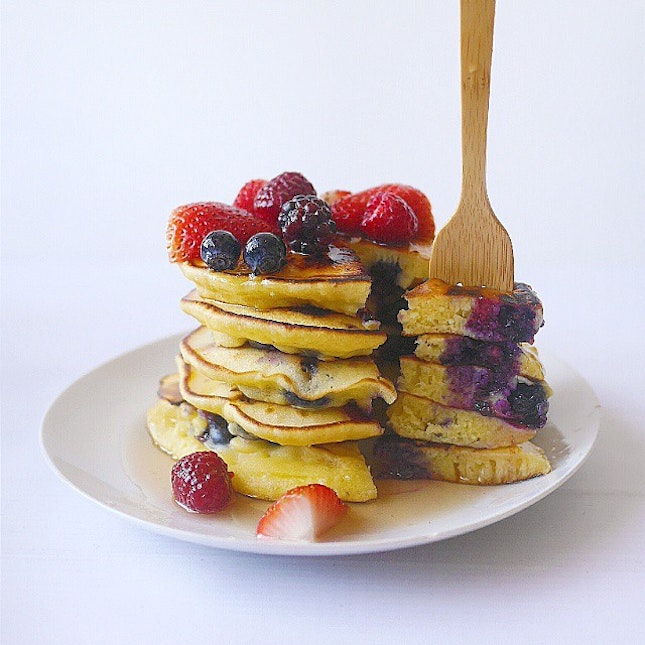 Tangy lemon pancakes made extra moist with yogurt and juicy blueberries 🌻😊